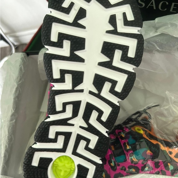 Am selling my versace trigreca shoes that I get for Christmas us10 - Picture 3 of 3